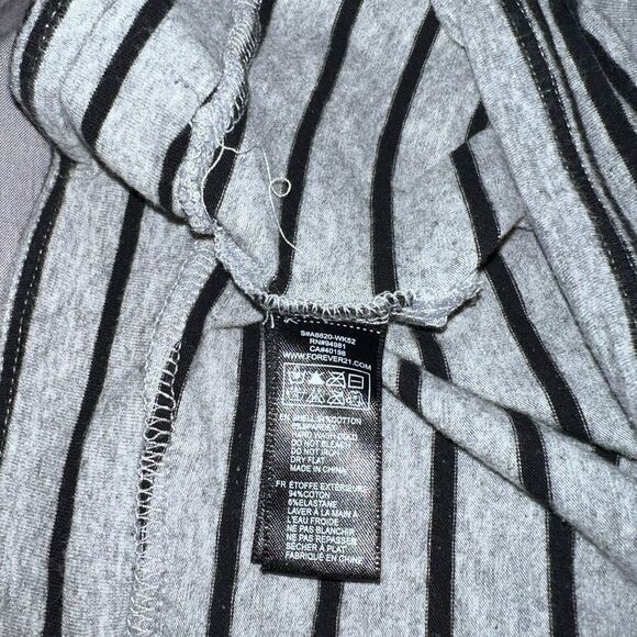 3 FOR $15 🙌🏼 Forever 21 size Small Gray mini skirt w/ black lines stretch sexy - Picture 4 of 4